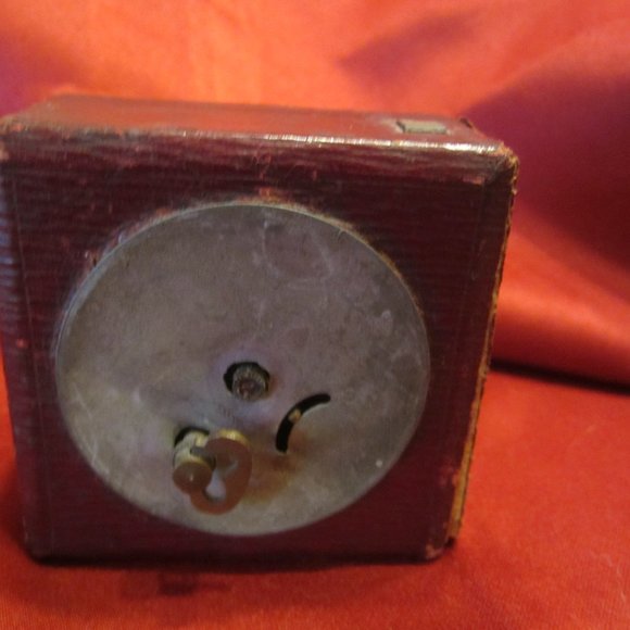 UNIQUE VTG CLOCK IN SQUARE LEATHER BOX, WIND-UP - Picture 3 of 6